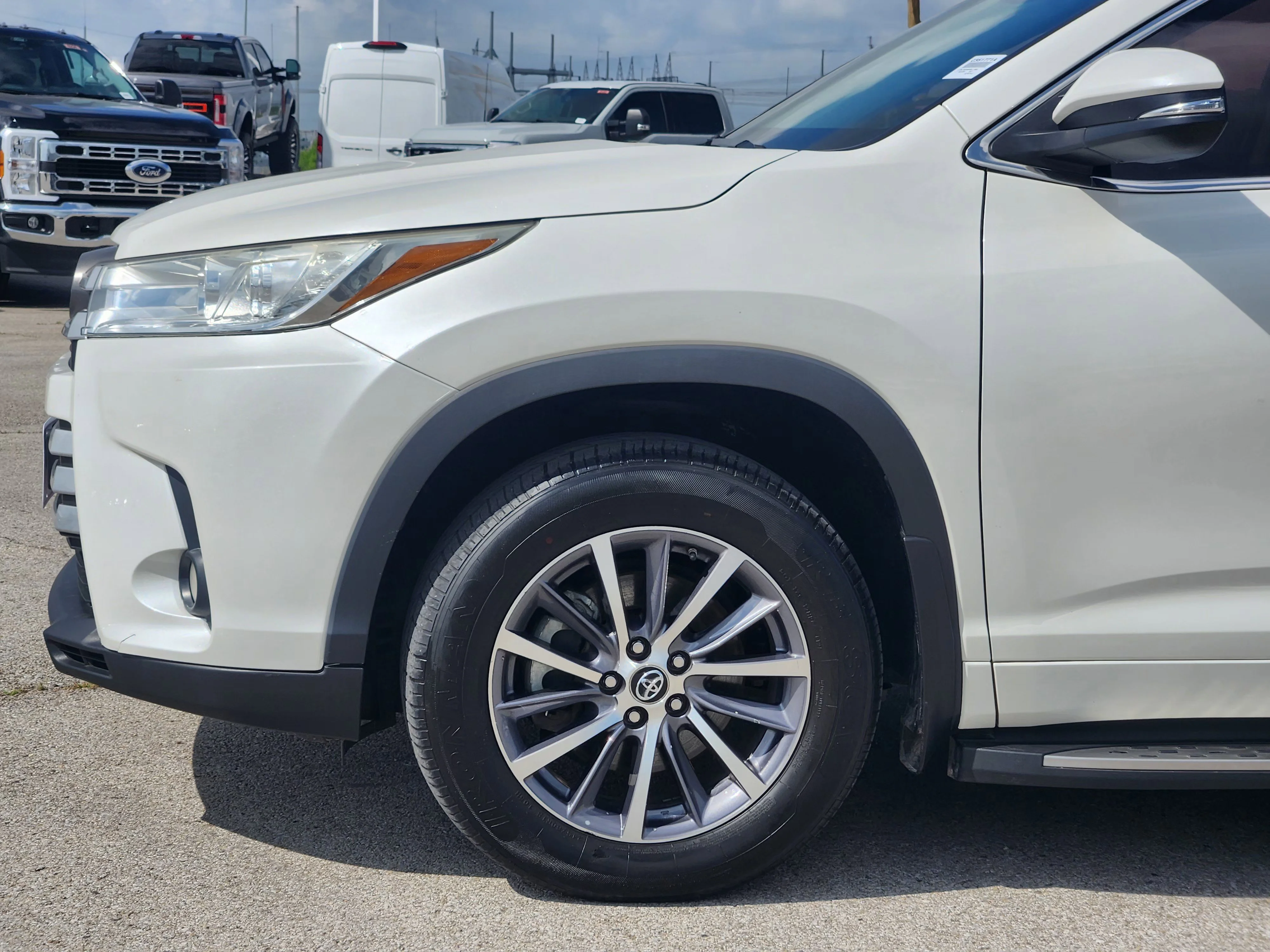 Used 2017 White Toyota XLE image 9