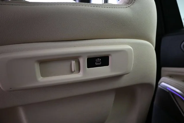 Used 2021 White BMW sDrive40i image 17