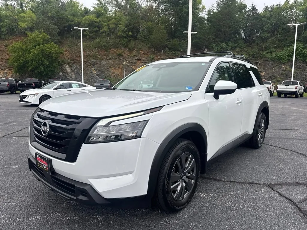Used 2025 Everest White Nissan SV image 3