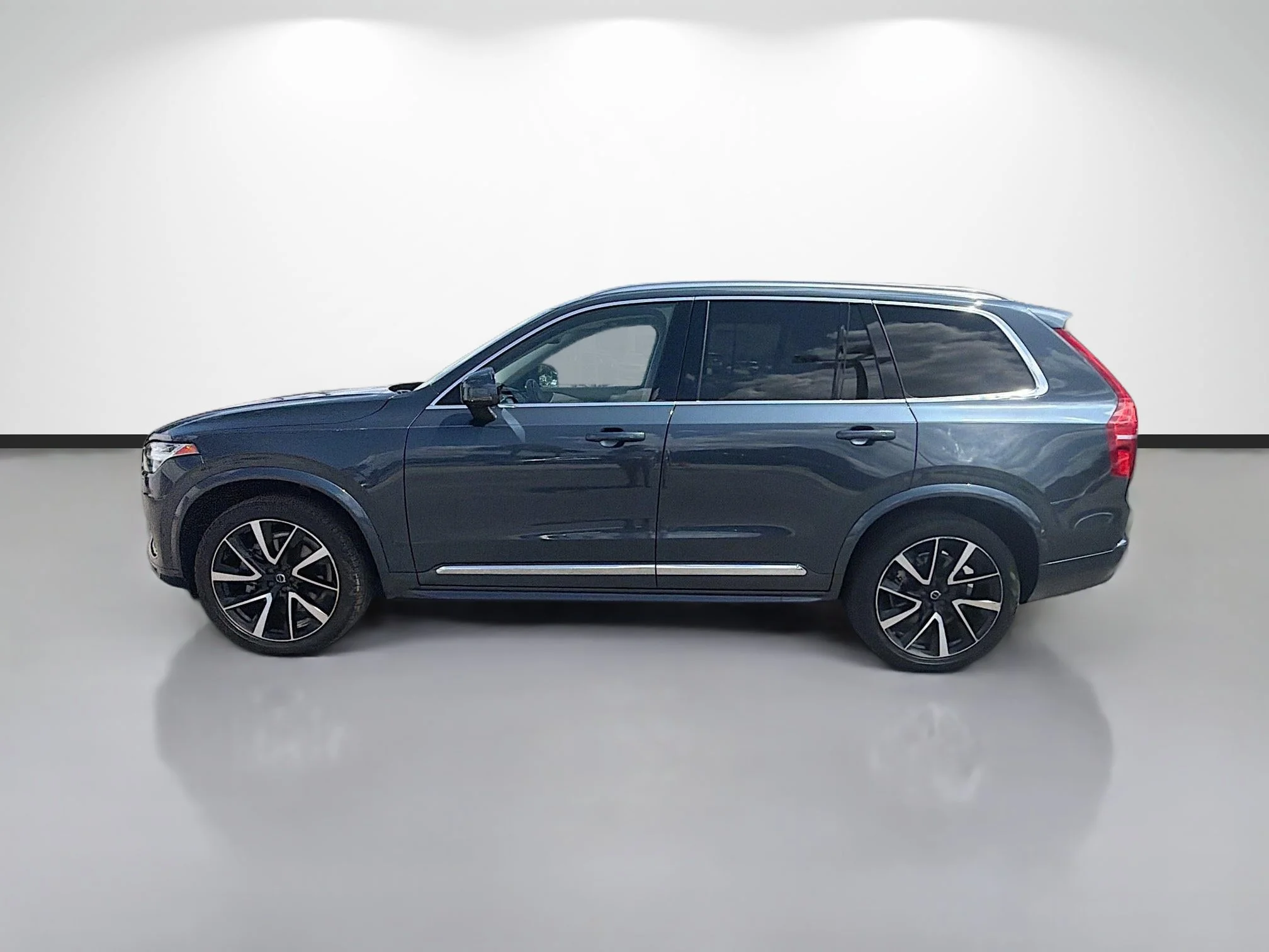 Used 2025 Denim Blue Metallic Volvo Plus image 2