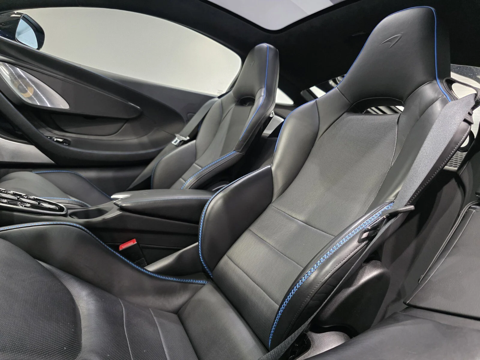 Used 2023 MSO Volcano Blue McLaren  image 8
