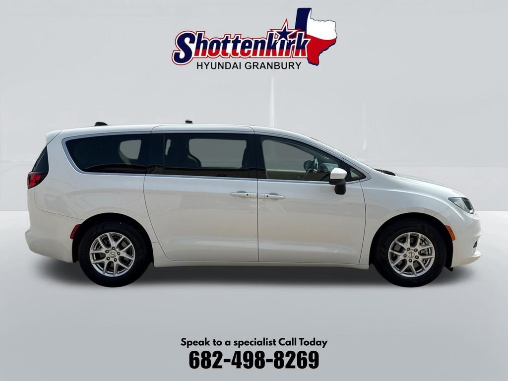 Used 2022 White Chrysler LX image 5