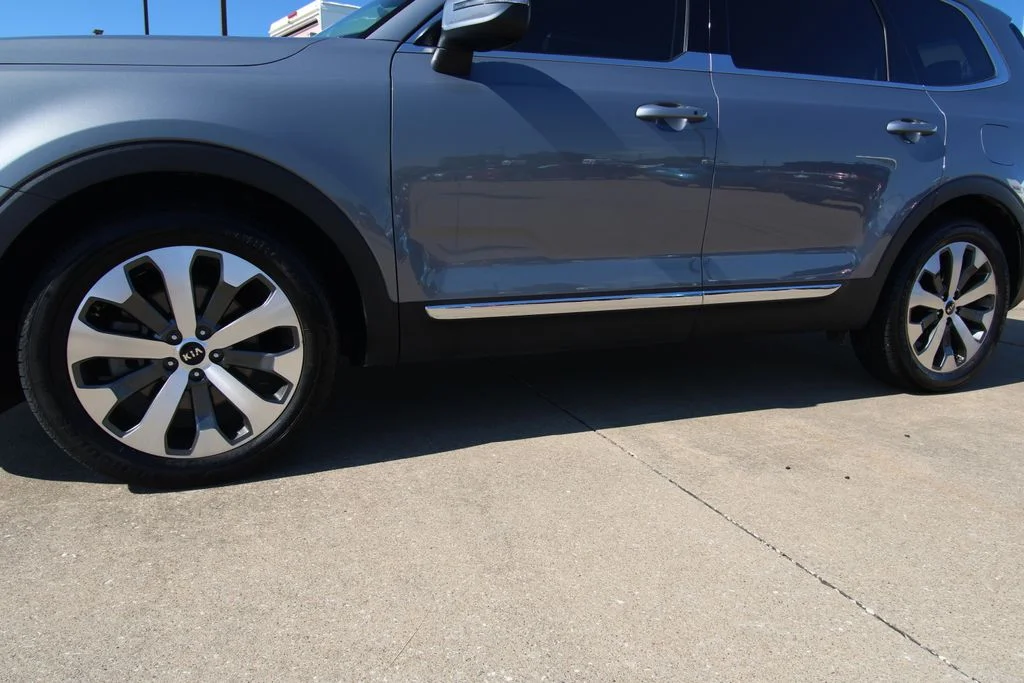 Used 2021 Everlasting Silver Kia EX image 11