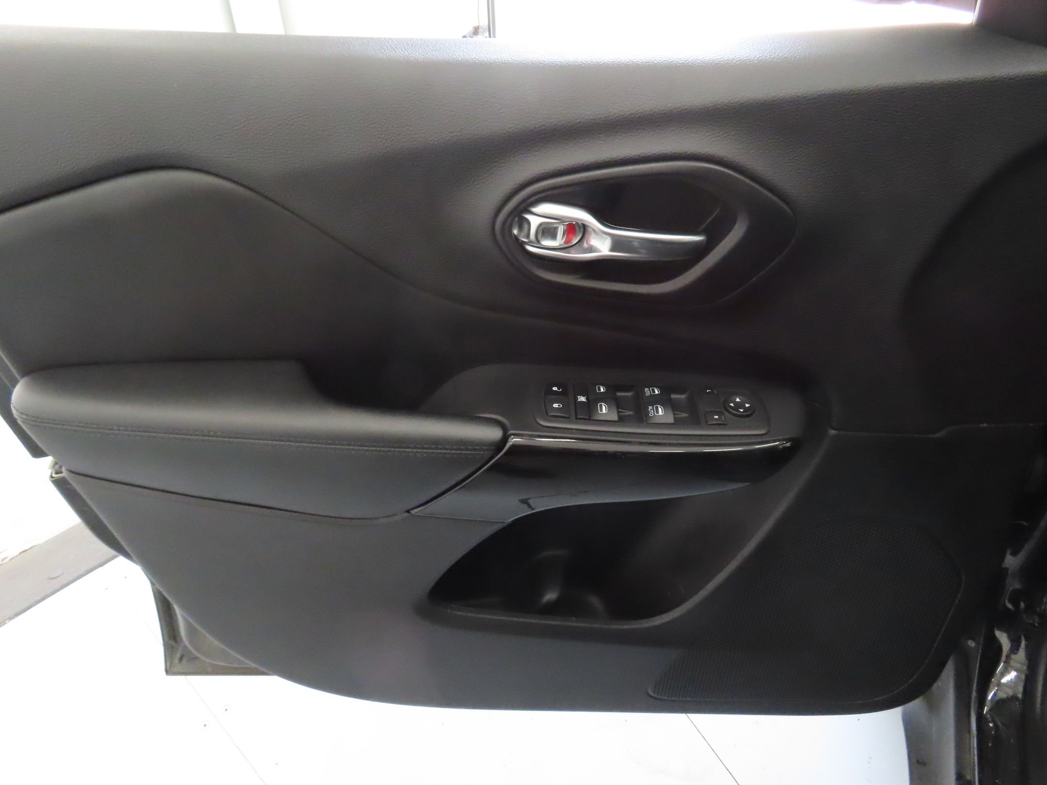Used 2021 Black Jeep Latitude Plus image 10