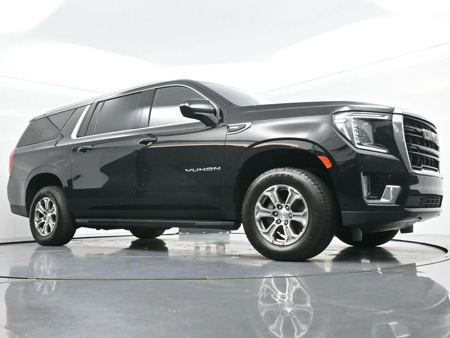 Used 2023 Onyx Black GMC SLE image 44
