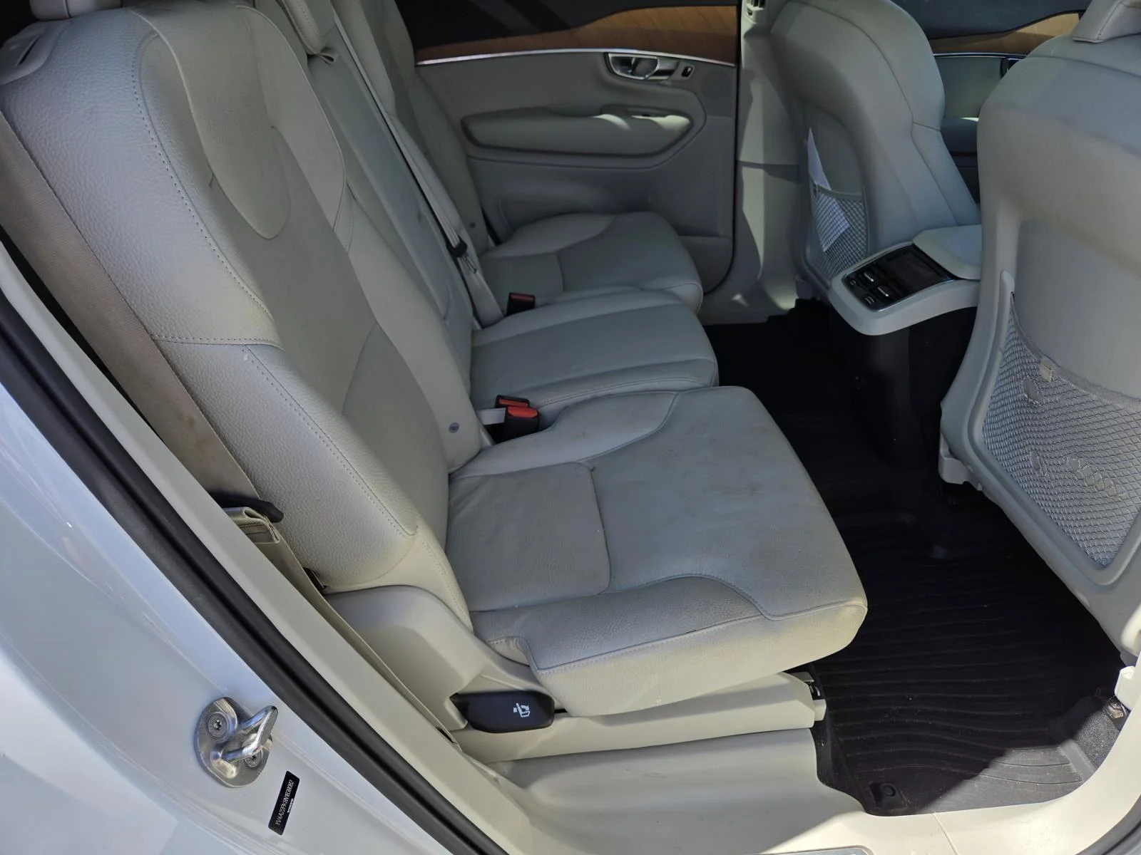 Used 2022 Crystal White Metallic Volvo Momentum image 37