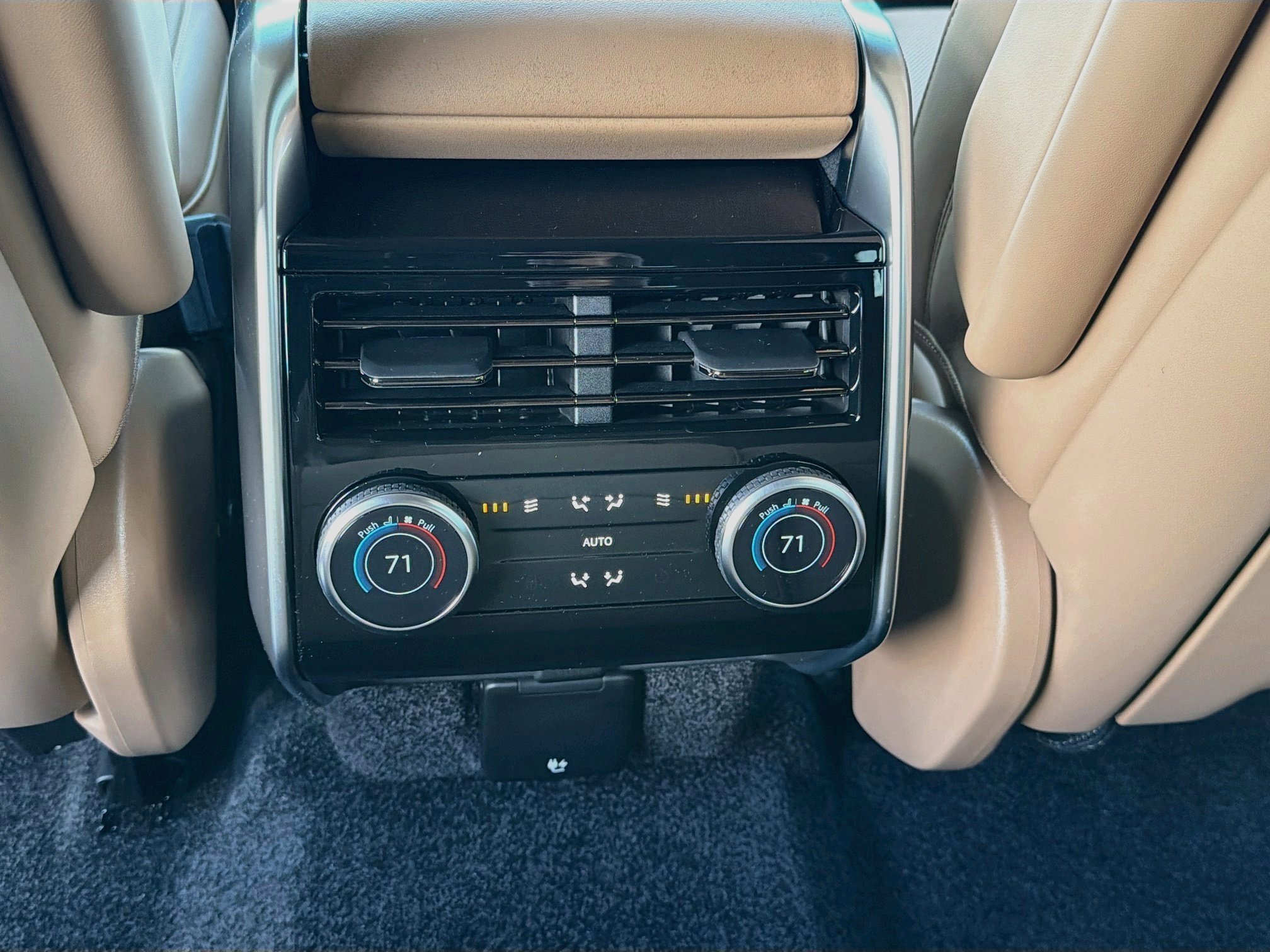 New 2027 Ostuni Pearl White LAND ROVER SE image 21