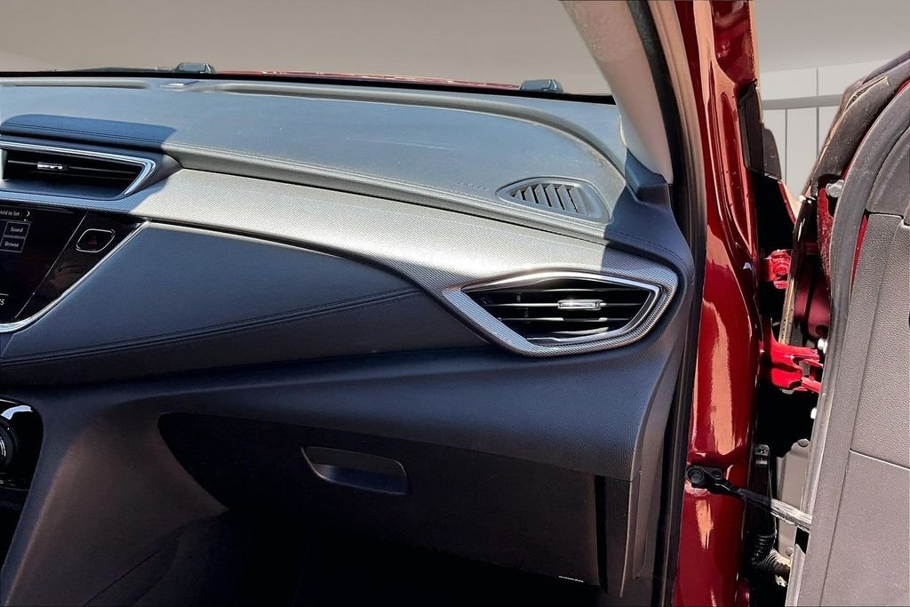 Used 2022 Red Buick Select image 16