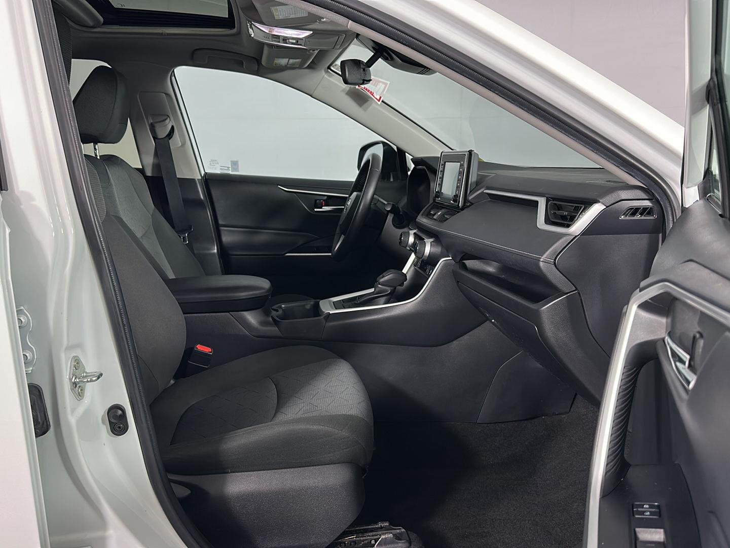 Used 2022 White Toyota XLE image 30