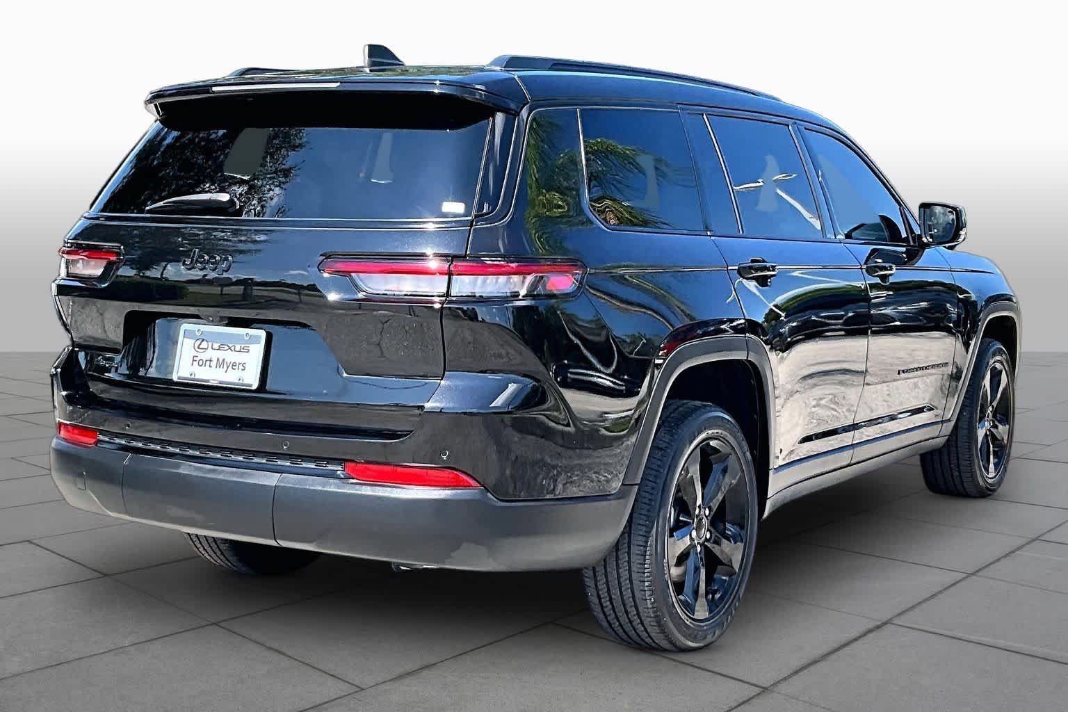 Used 2023 Diamond Black Crystal Pearlcoat Jeep Altitude image 13