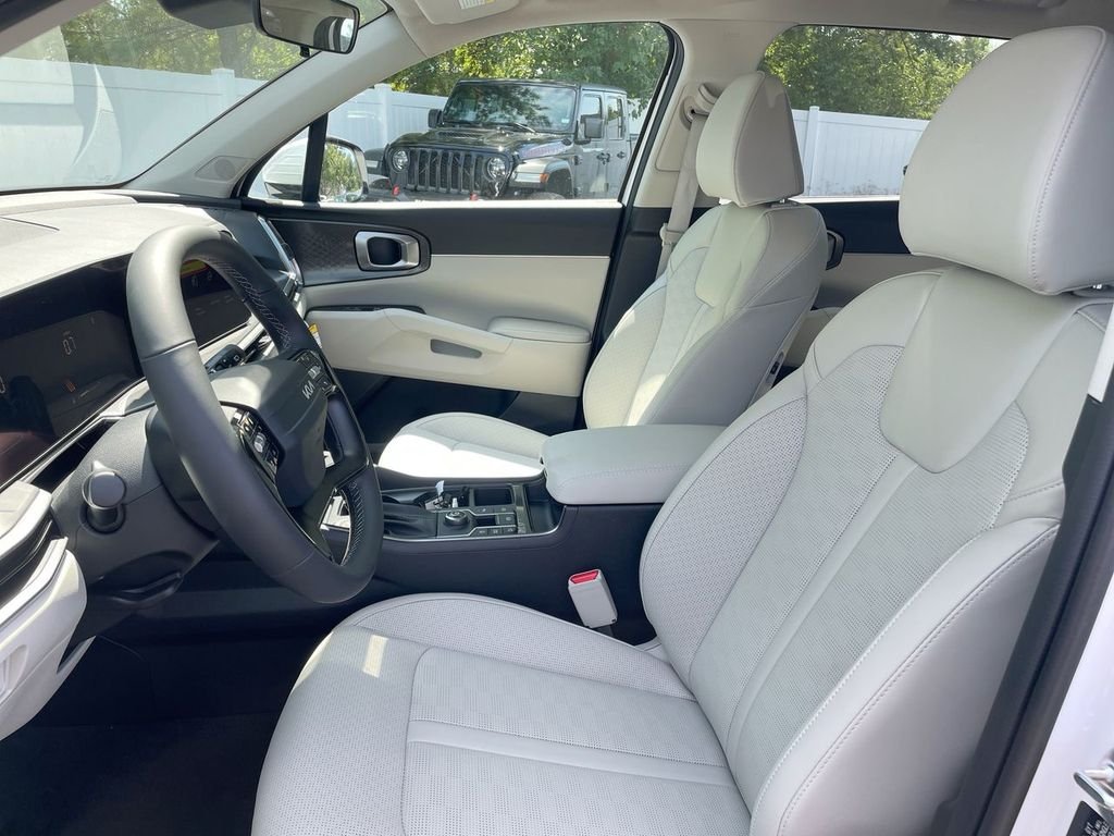 Used 2026 White Kia S image 39