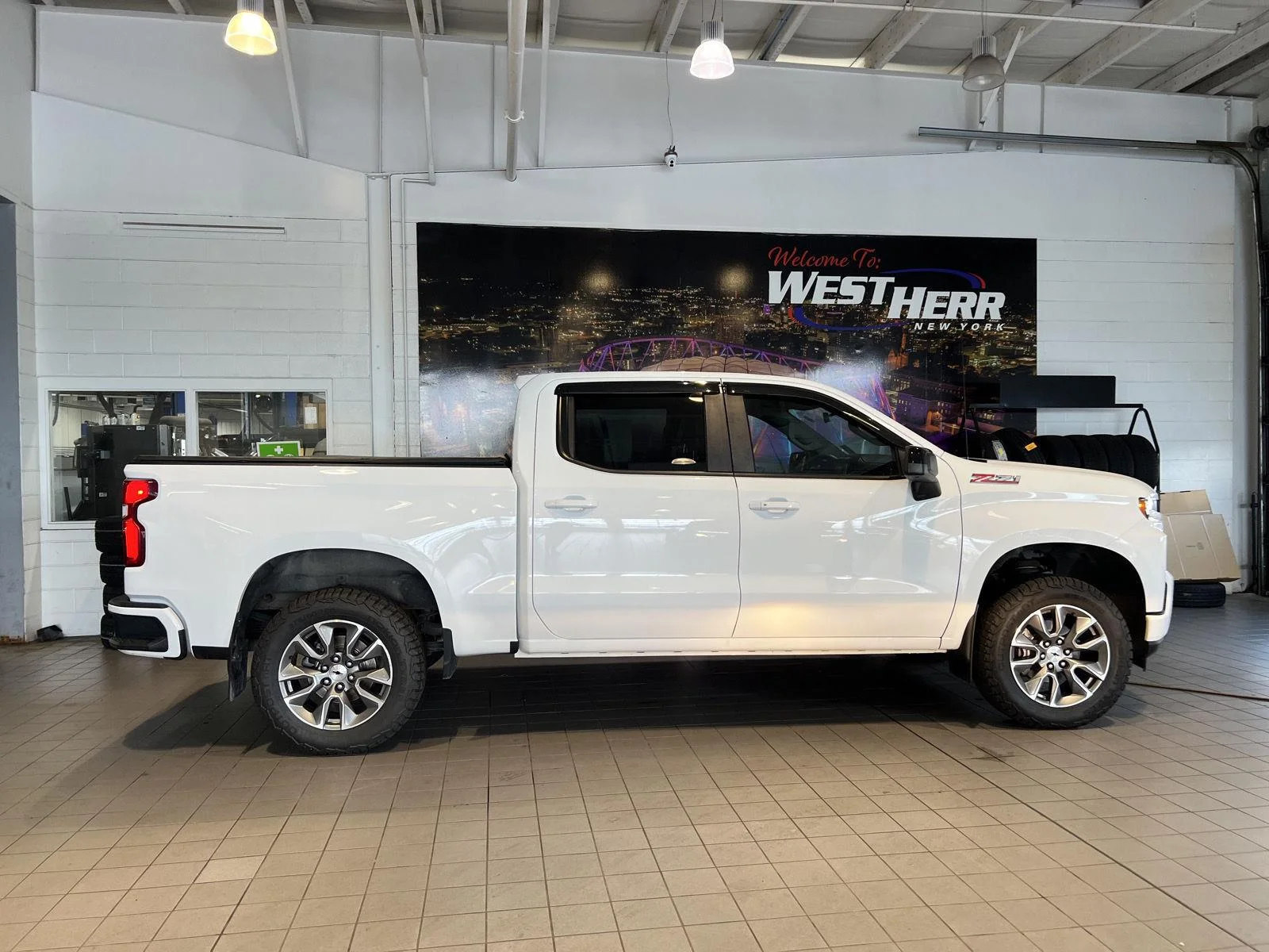 Used 2020 SUMMIT WHITE Chevrolet RST image 12