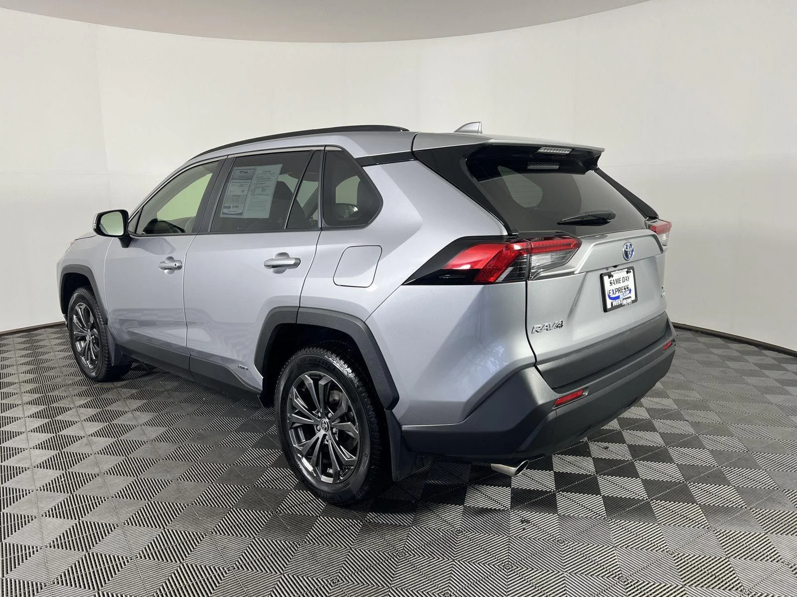 Used 2024 Silver Sky Metallic Toyota XLE Premium image 5