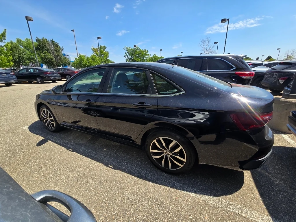 Used 2025 Deep Black Pearl Volkswagen SE image 2