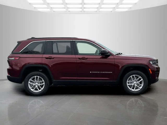 New 2026 Velvet Red Pearl-Coat Exterior Paint Jeep Laredo X image 8