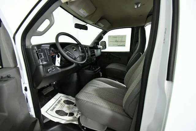 New 2025 Summit White Chevrolet WT image 5