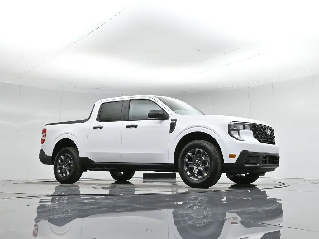 New 2026 Oxford White Ford XLT image 3