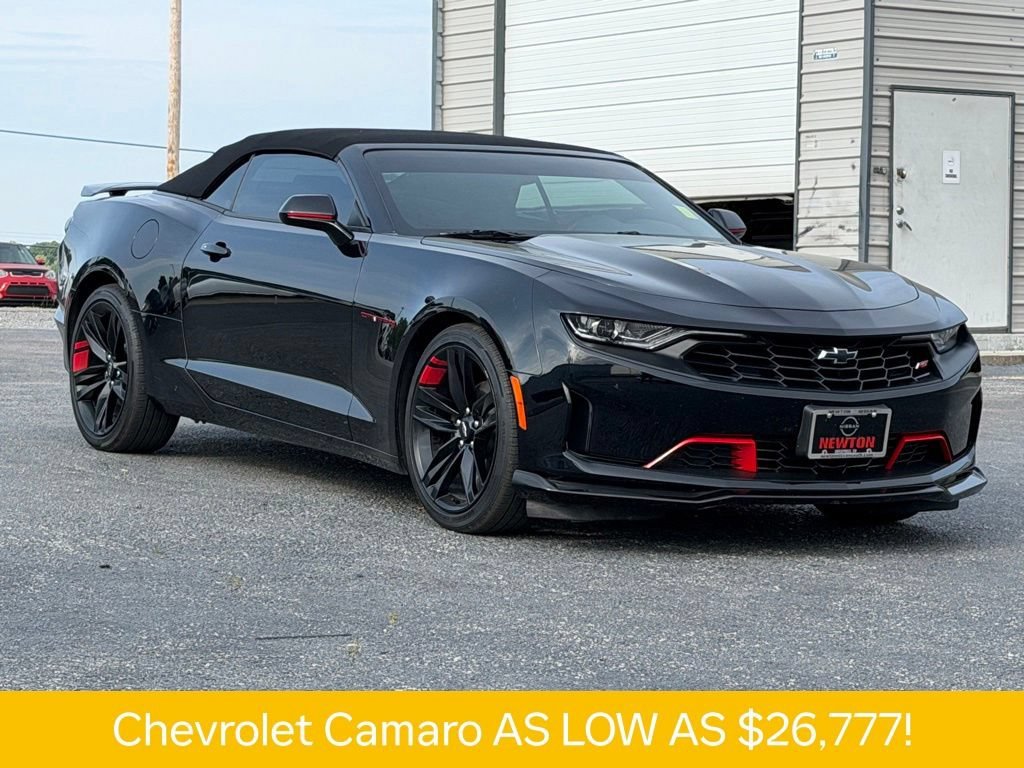 Used 2022 BLACK Chevrolet 2LT image 2
