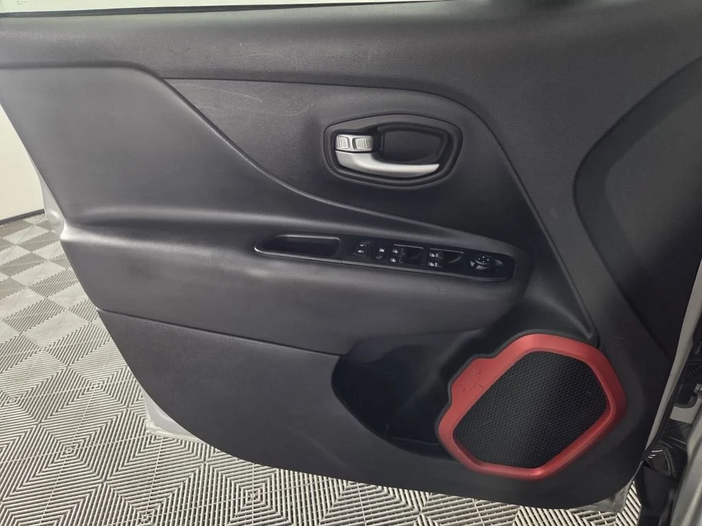 Used 2020 Glacier Metallic Clearcoat Jeep Trailhawk image 20