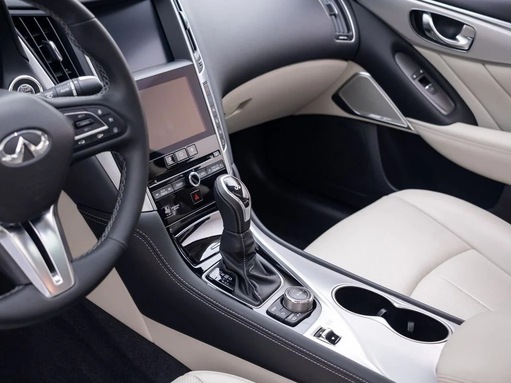 Used 2023 White INFINITI LUXE image 12