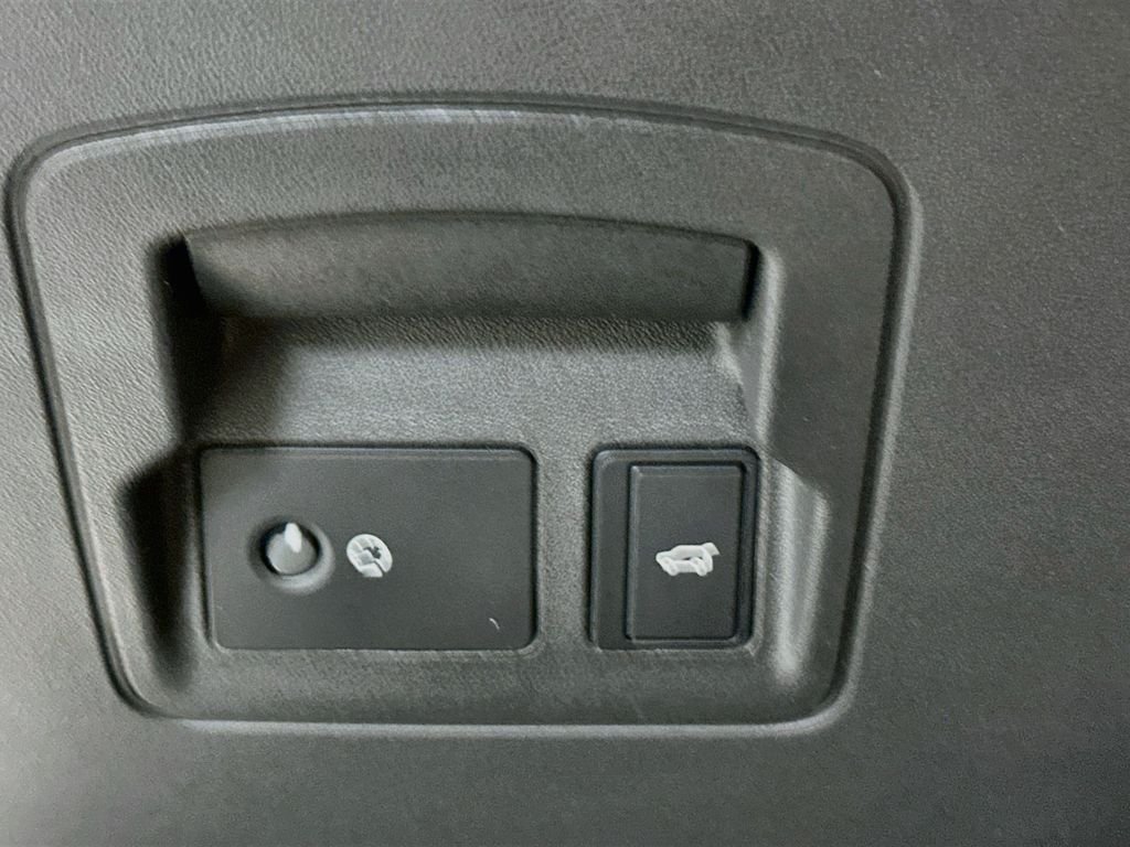 Used 2025  Land Rover S image 11