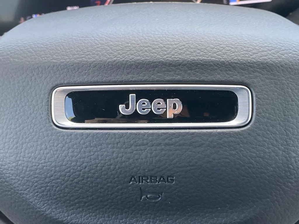 New 2026 Diamond Black Crystal Pearl-Coat Exterior Paint Jeep Limited image 30