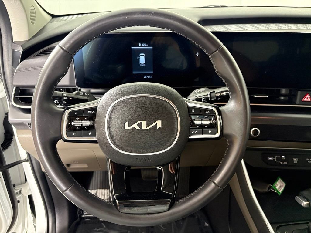 Used 2025 White Kia LXS image 22