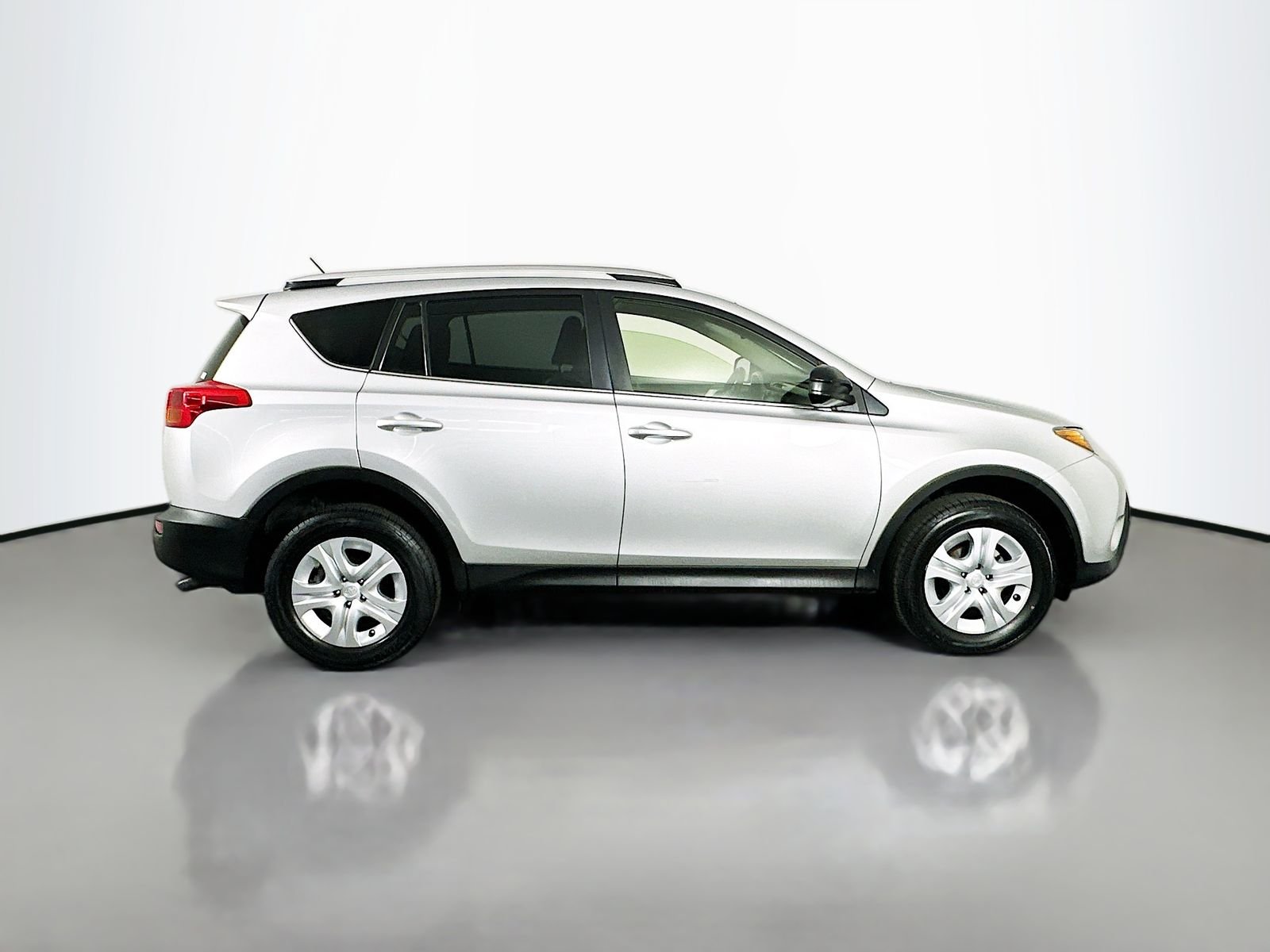 Used 2014 Classic Silver Metallic Toyota LE image 7