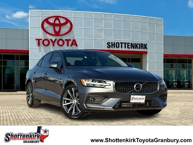 Used 2021  Volvo T5 Momentum image 1