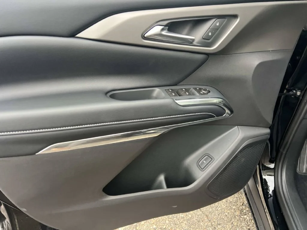 New 2027 Mosaic Black Metallic Chevrolet LT image 13