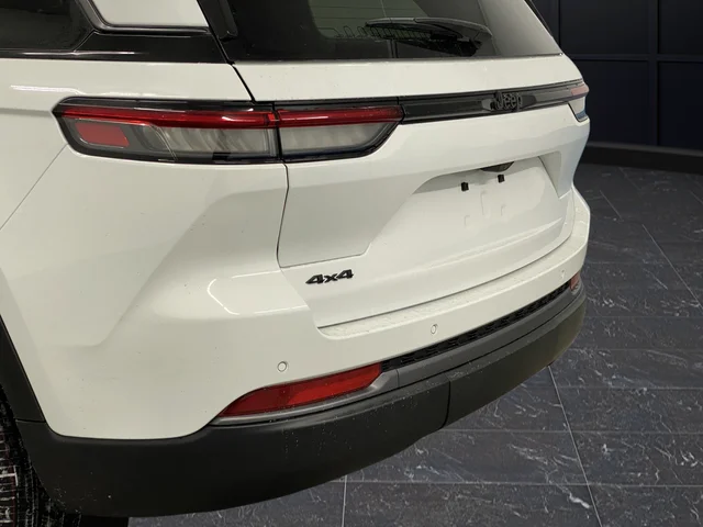 New 2026 Bright White Clear-Coat Exterior Paint Jeep Altitude image 36