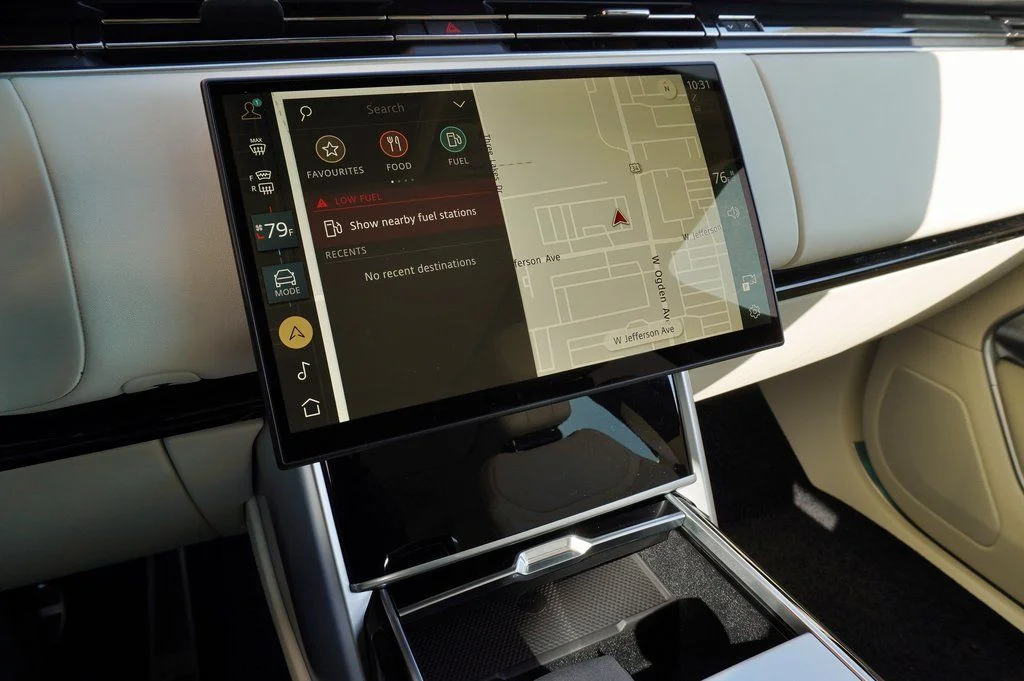 New 2026 Ostuni Pearl White Land Rover SE image 19