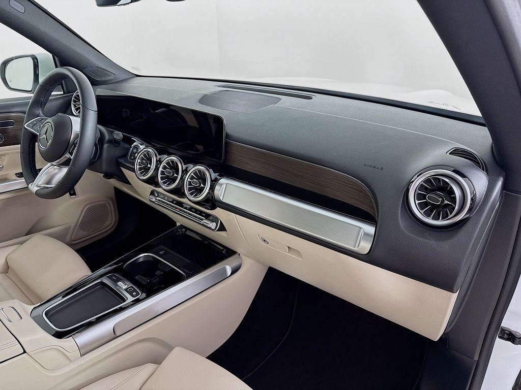Used 2025 White Mercedes-Benz GLB 250 image 28