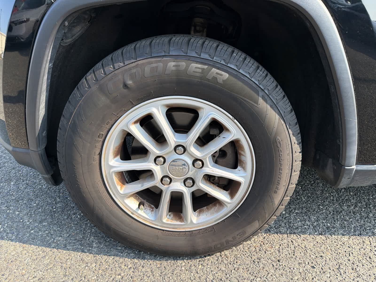 Used 2018 Diamond Black Crystal Pearlcoat Jeep Laredo E image 20