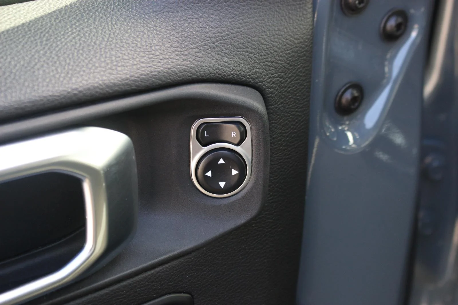 Used 2024 Grey Jeep Sahara image 12