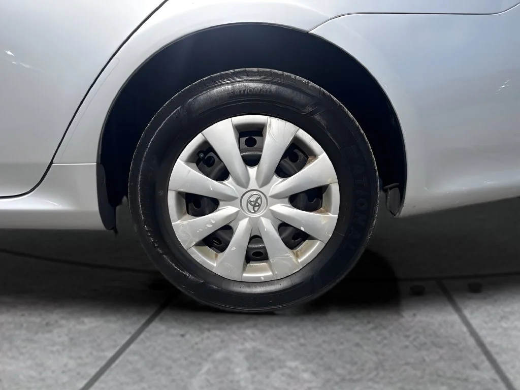 Used 2009 Silver Toyota LE image 26