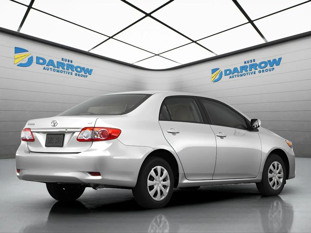 Used 2011 Silver Toyota LE image 3