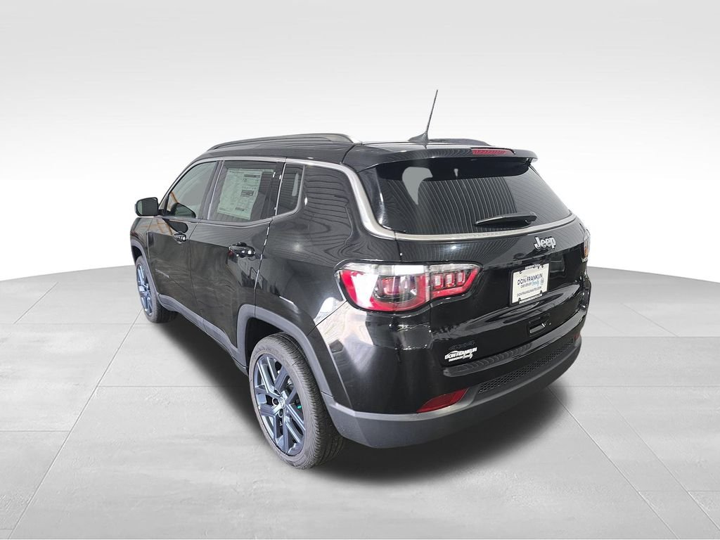 New 2026 Diamond Black Crystal Pearlcoat Jeep  image 3