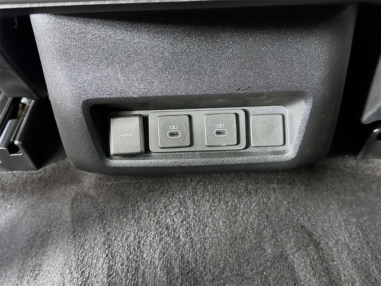 Used 2024 Gray Land Rover S image 28