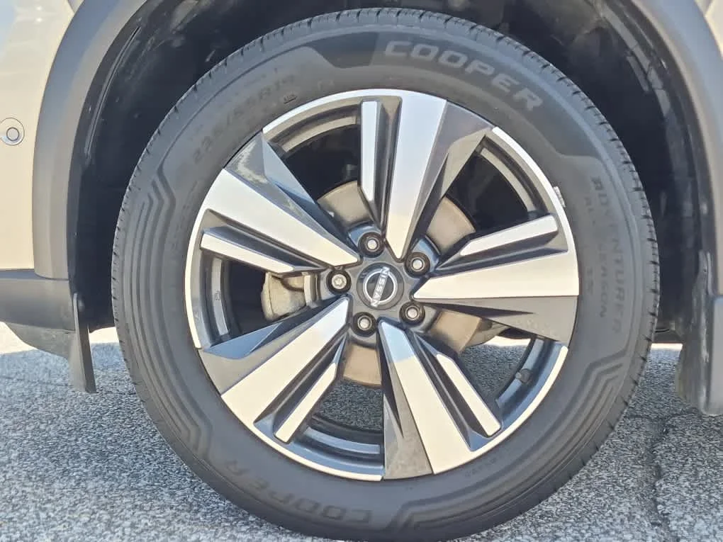 Used 2022 Champagne Silver Metallic Nissan Platinum image 6