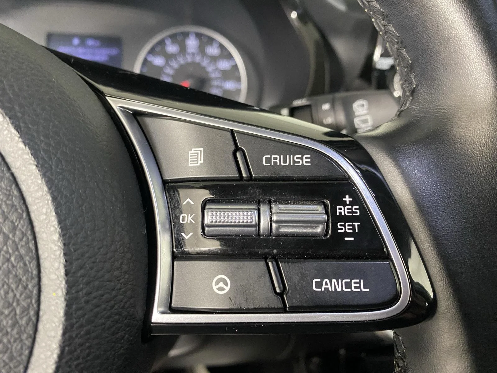Used 2022 Clear White/Black Roof Kia S image 18