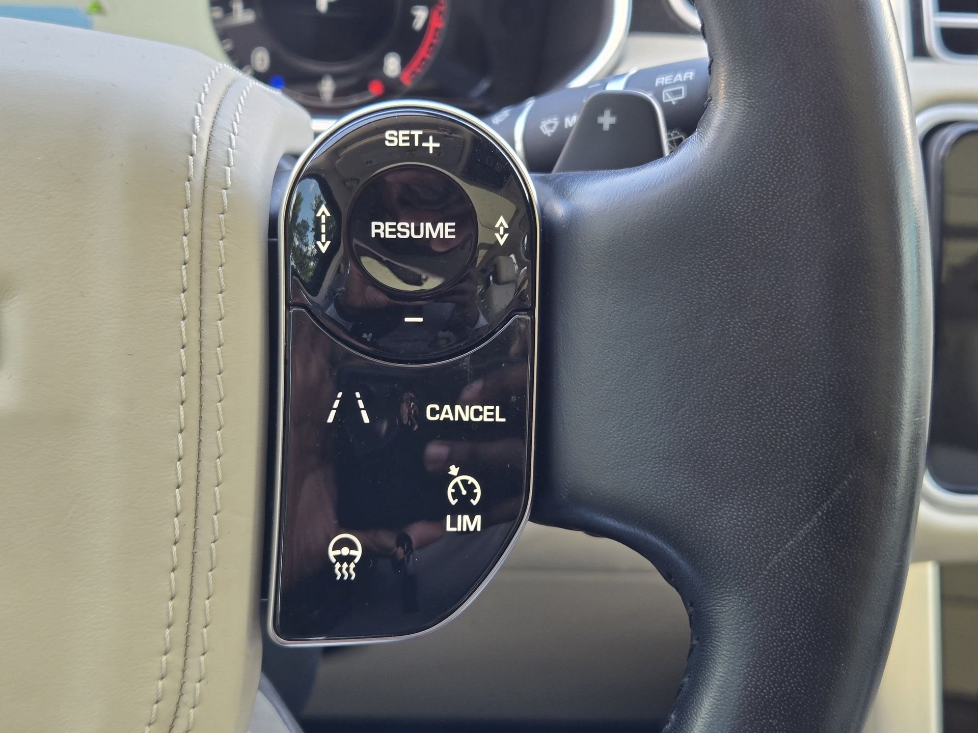 Used 2018 Fuji White Land Rover 5.0L V8 Supercharged image 26