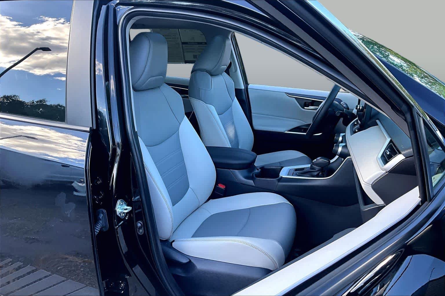 Used 2025 Midnight Black Metallic Toyota XLE Premium image 8