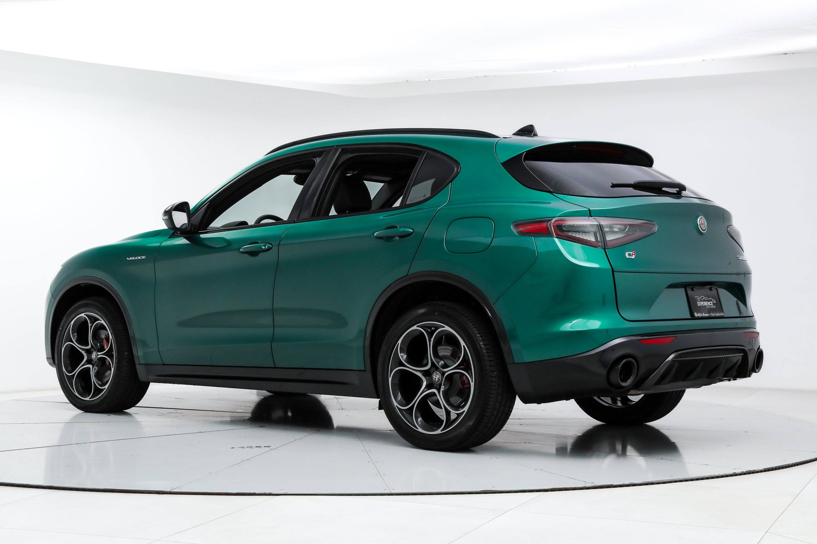 New 2026 Verde (Green) Fangio Metallic Exterior Paint Alfa Romeo  image 3