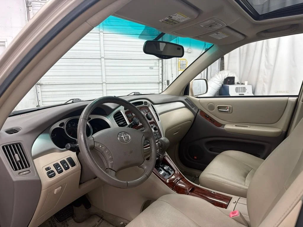 Used 2006 Gold Toyota Limited image 13