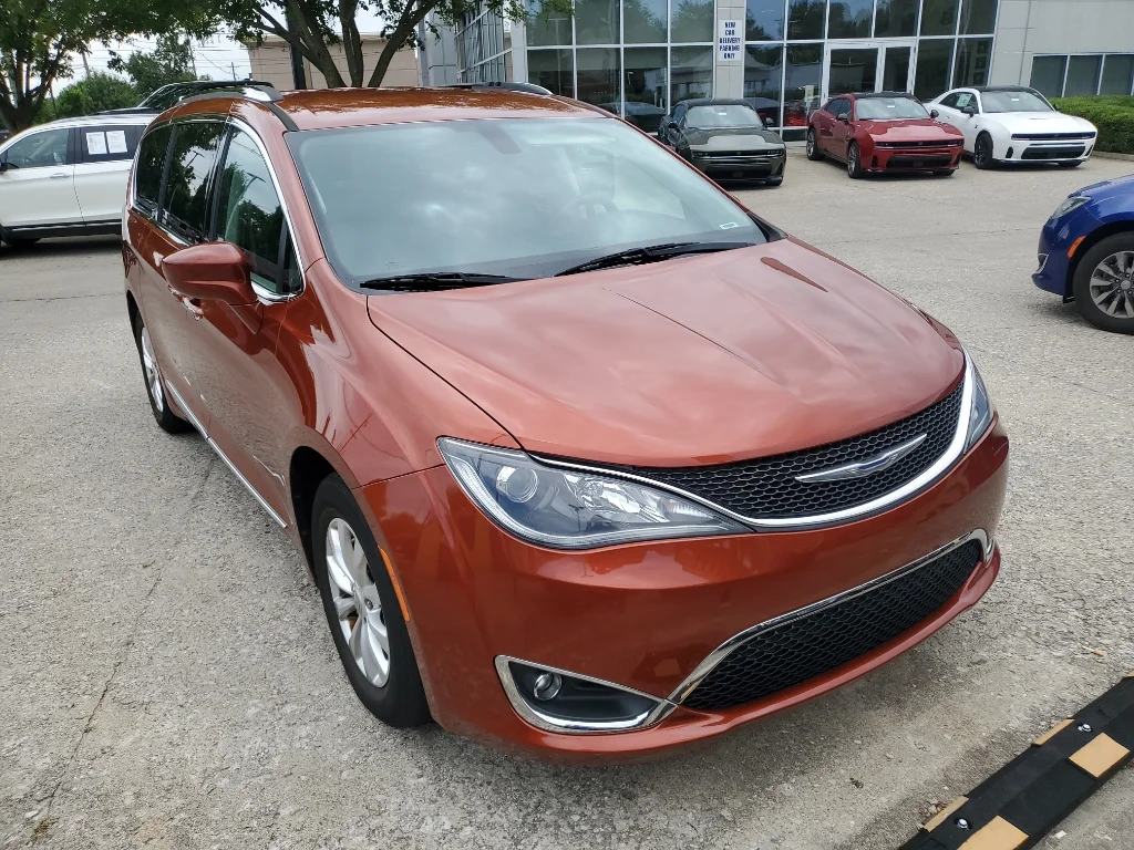 Used 2018 Copper Pearlcoat Chrysler Touring L Plus image 6
