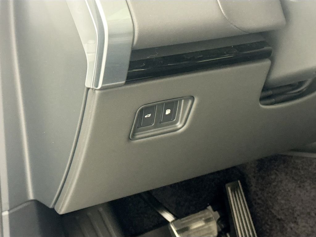New 2026 Fuji White Land Rover SE image 10