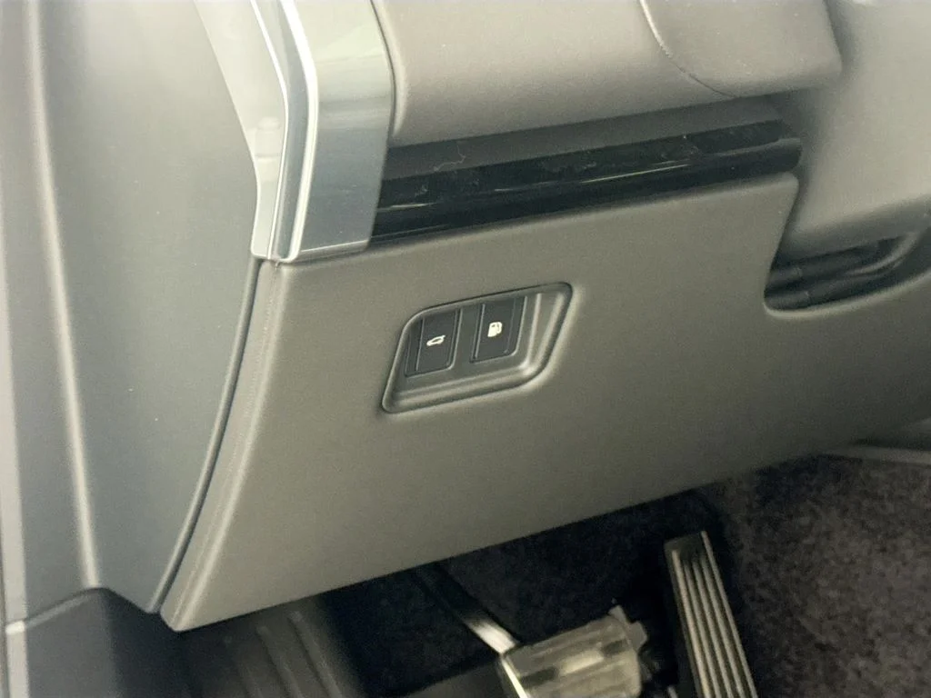 New 2026 Fuji White Land Rover SE image 10