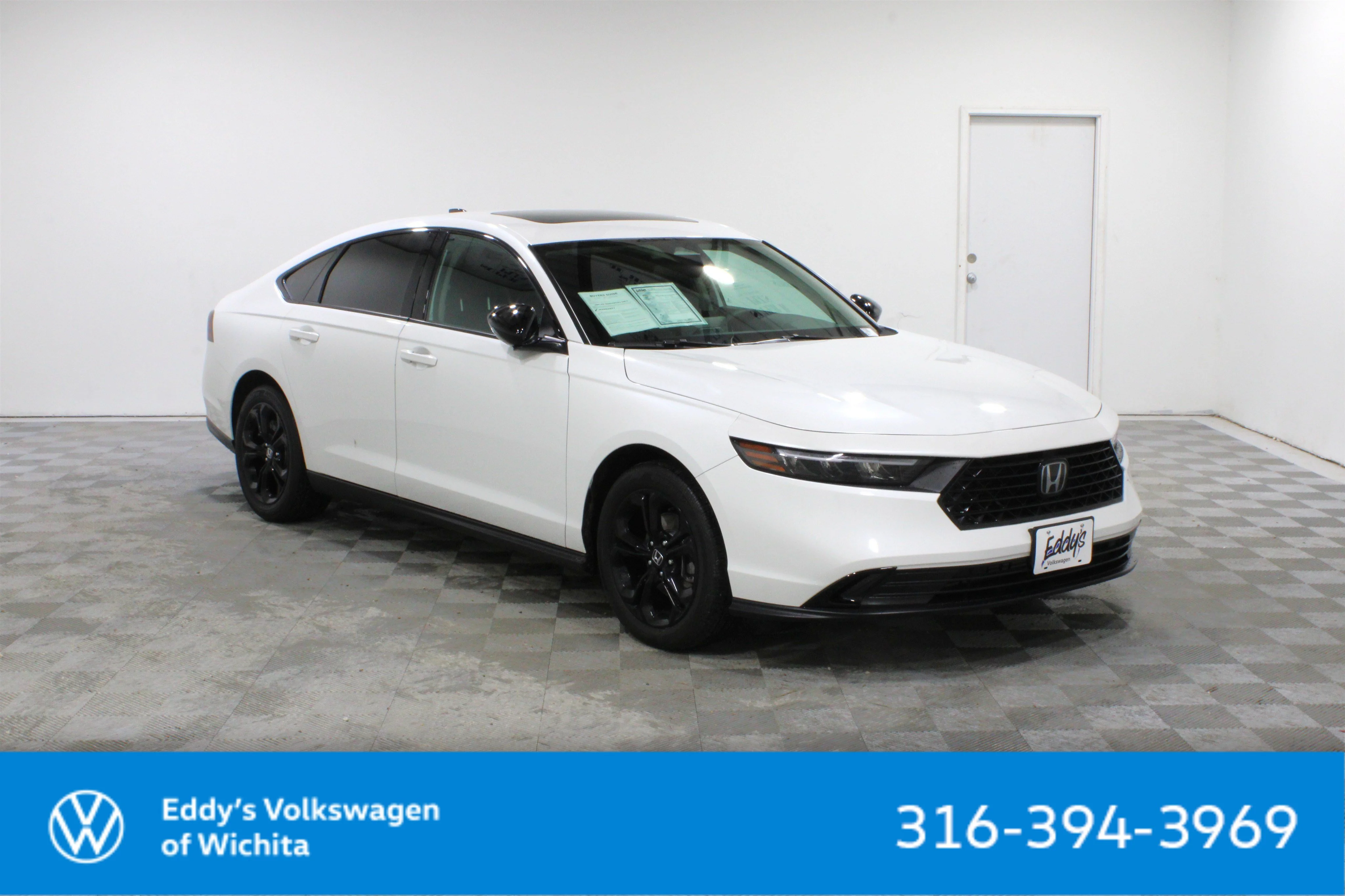 Used 2025 White Honda SE image 1