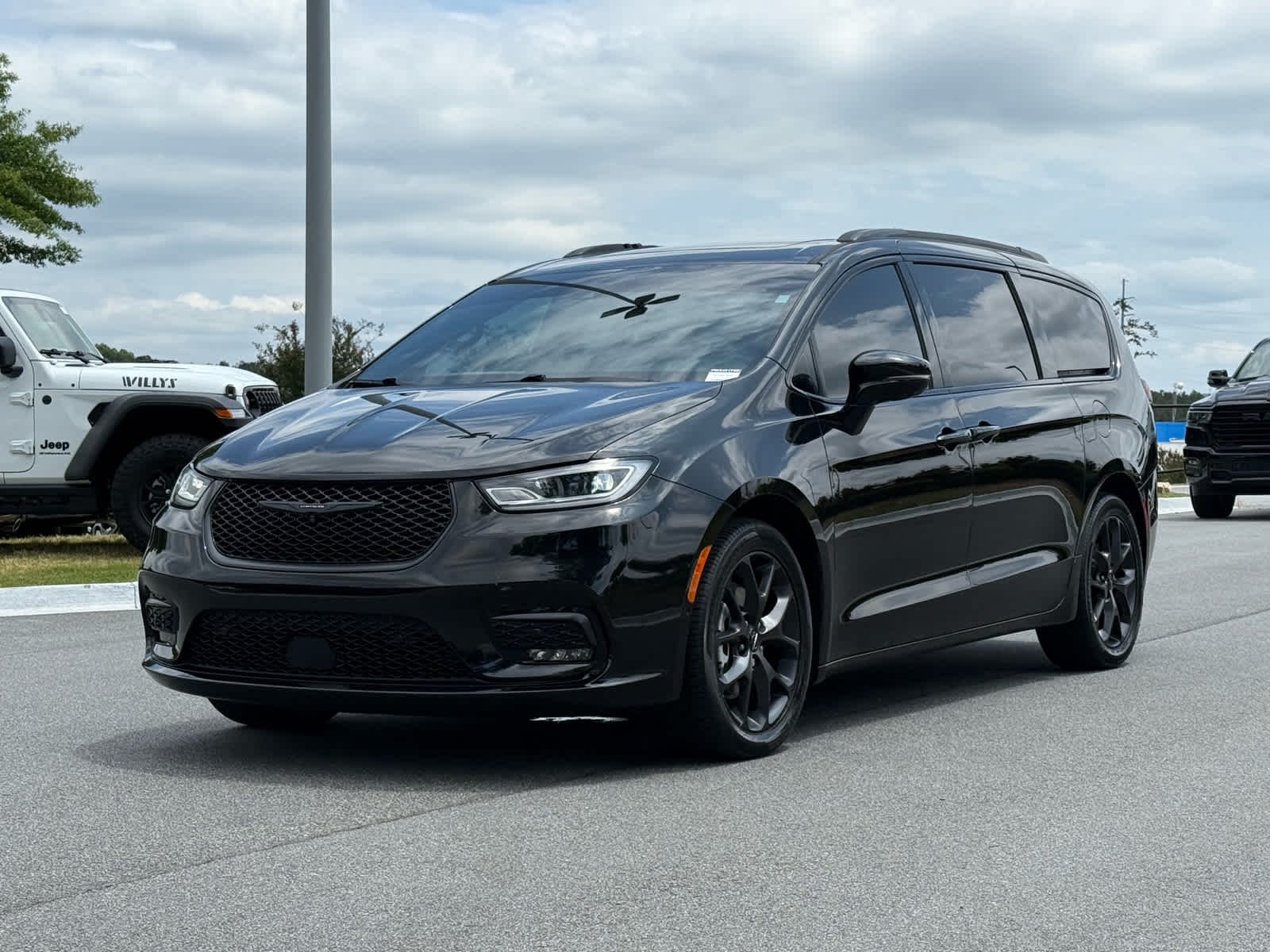 2022 Chrysler Pacifica Limited's photo